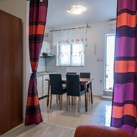 1 Apartament *