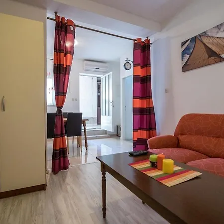 Apartament 1 *